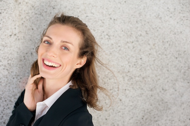 Bouchent le portrait d&#39;une femme d&#39;affaires heureuse en riant exprimant la positivité