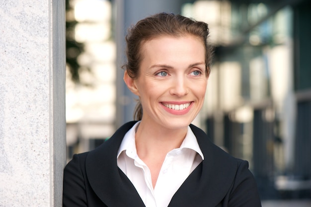 Bouchent le portrait d&#39;une femme d&#39;affaires professionnel souriant