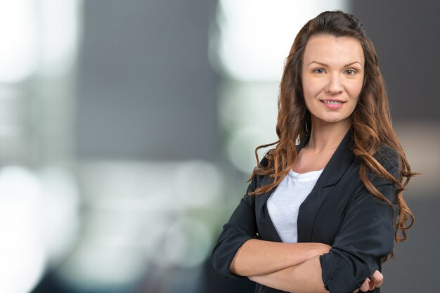 Bouchent le portrait d'une femme d'affaires professionnel souriant