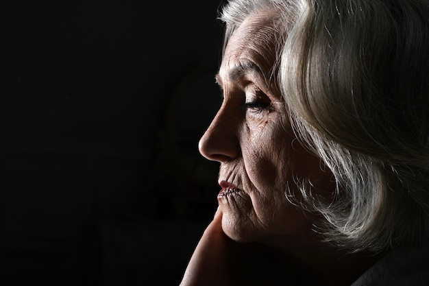 Bouchent le portrait d'une femme âgée fatiguée