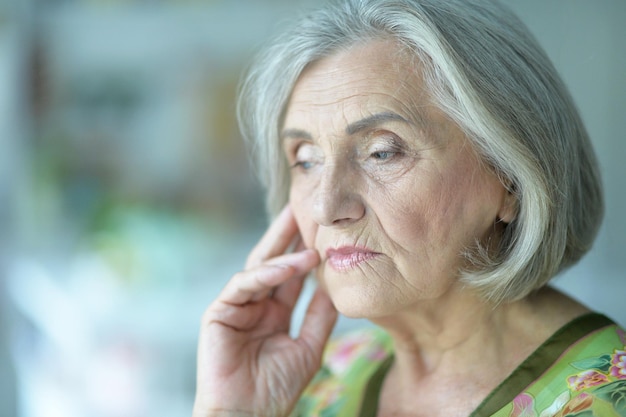 Bouchent le portrait d'une femme âgée fatiguée