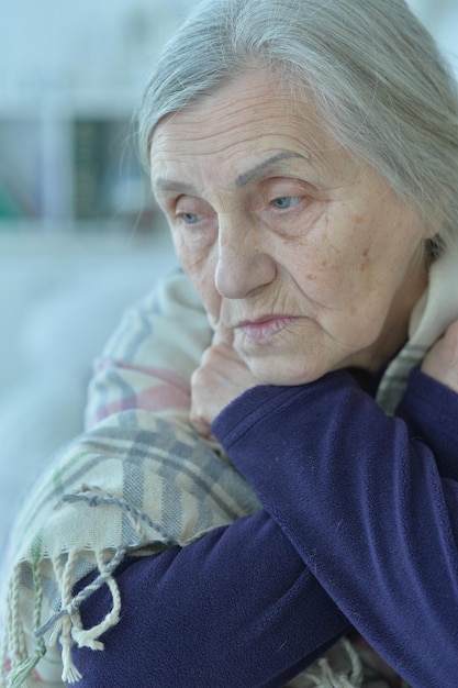 Bouchent le portrait d'une femme âgée fatiguée