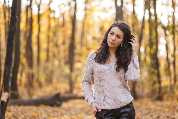 Bouchent le portrait d'une femme brune drôle à la forêt d'automne