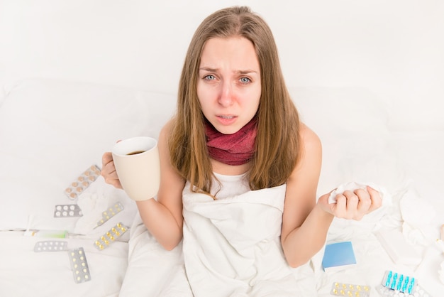 Bouchent le portrait de femme malade avec grippe tenant une tasse de thé chaud