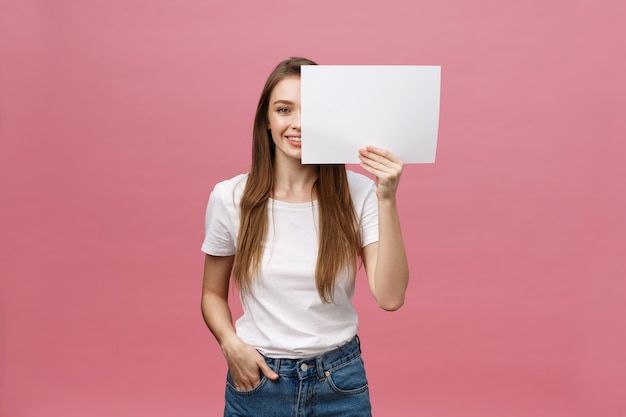 Bouchent Le Portrait D'une Femme Riante Positive Souriant Et Tenant Une Grande Maquette Blanche