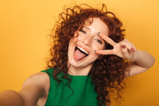 Bouchent le portrait d'une femme rousse joyeuse en robe