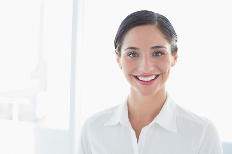 Photo bouchent le portrait d'une femme souriante de jeunes entrepreneurs