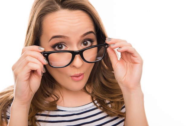 Bouchent le portrait de femme surprise à lunettes et t-shirt rayé