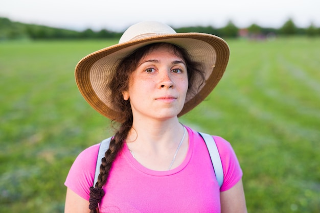 Bouchent portrait femme avec des taches de rousseur dans la nature estivale