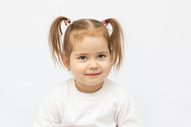 Bouchent le portrait d'une fille adorable de 2 ans