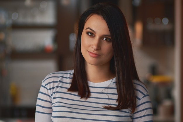 Bouchent portrait fille brune à la maison