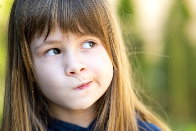 Bouchent Le Portrait D'une Fille Mignonne Pensive Enfant Brune Dans Le Parc.