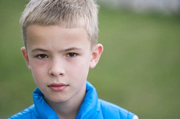 Bouchent le portrait d'un garçon enfant mignon.