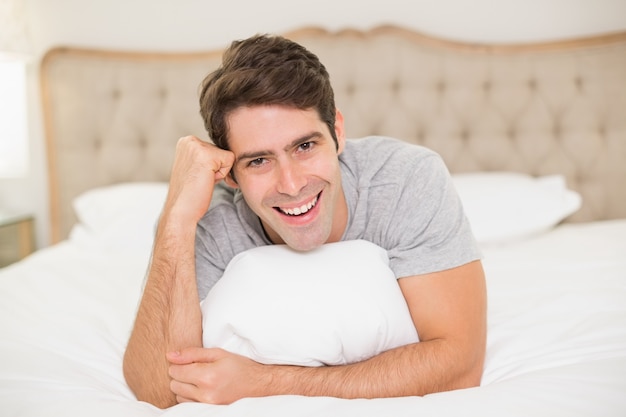 Bouchent le portrait d&#39;un homme souriant au repos dans son lit