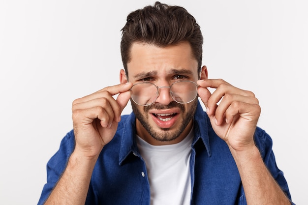 Bouchent portrait de jeune barbu stressé déçu en chemise sur