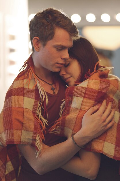 Photo bouchent portrait jeune couple moments ensemble