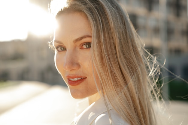 Bouchent portrait de jeune femme d'affaires à l'extérieur