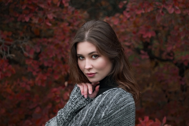 Bouchent le portrait d'une jeune femme asiatique en plein air. Concept chaleureux d'automne.