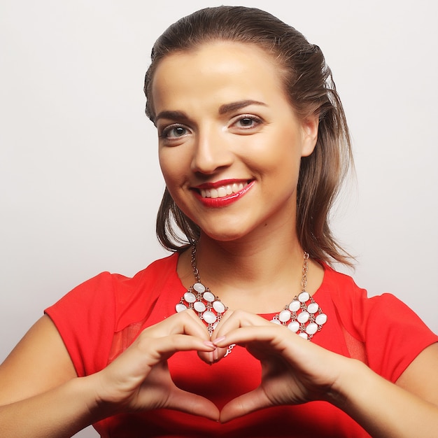 Bouchent portrait jeune femme heureuse en robe rouge