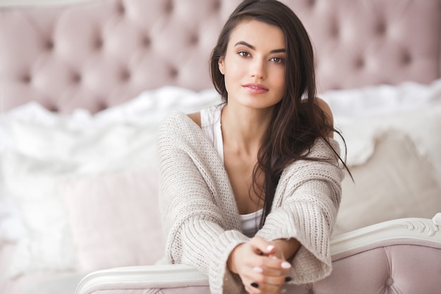 Bouchent le portrait de la jeune femme séduisante à l'intérieur. Belle femme