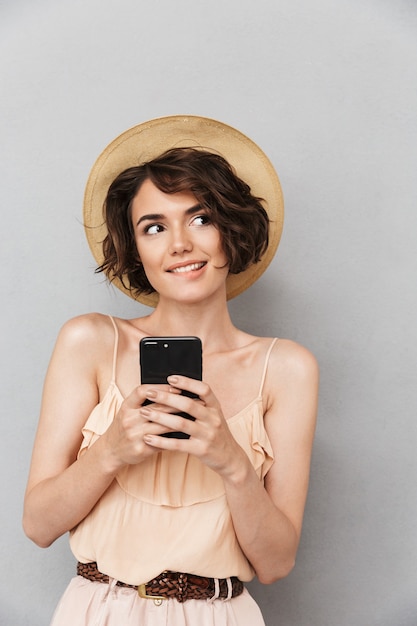 Bouchent le portrait d'une jeune femme souriante