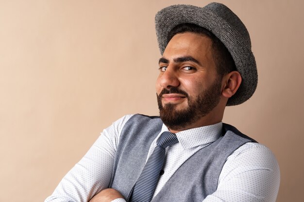 Bouchent portrait de jeune homme arabe en studio