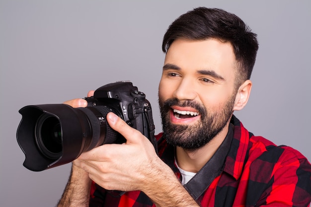 Bouchent le portrait de joyeux jeune homme tenant la caméra