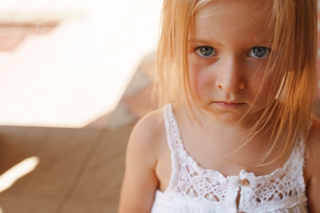 Bouchent le portrait d'une petite fille blonde un jour d'été