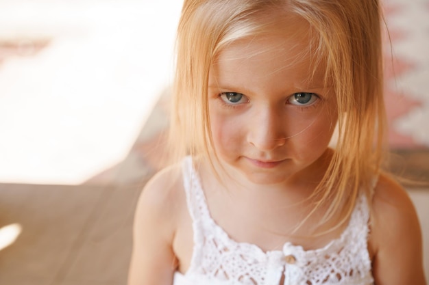 Bouchent le portrait d'une petite fille blonde un jour d'été