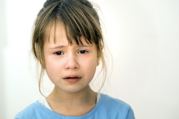 Bouchent Le Portrait De Triste Fille Enfant Qui Pleure