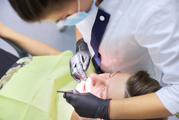 Bouchent la procédure de traitement dentaire au cabinet dentaire