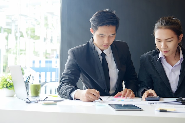 Bouchent la réunion d&#39;affaires asiatique et la discussion sur la table de travail.