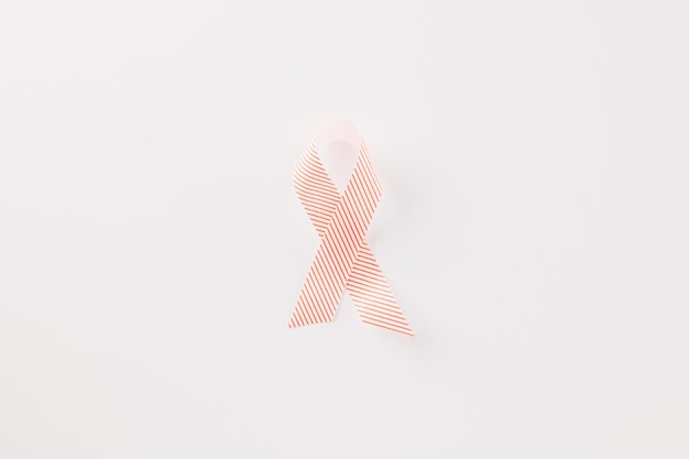 Photo bouchent le ruban de sensibilisation rose de la journée mondiale contre le cancer