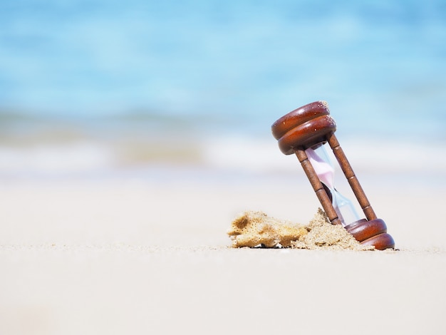 Bouchent le sablier sur la plage d&#39;été.