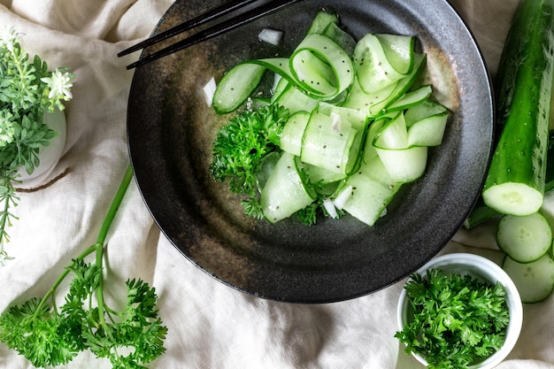 Bouchent la salade de concombre frais avec graine de chia et feuille de pasley vert