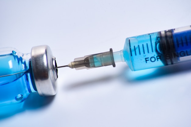 Bouchent la seringue d'aiguille de médicament de vaccin de dose de flacon de vaccin de grippe, le traitement d'injection hypodermique de vaccination de concept médical, la prévention d'hôpital de soins de maladie, la maladie de maladie de vaccination isolée
