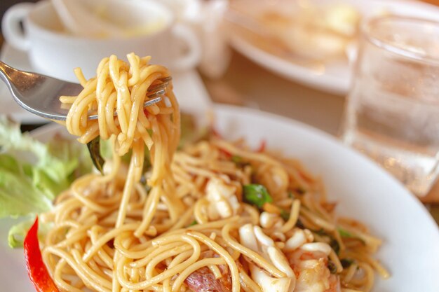 Bouchent les Spaghettis Frits sur une Fourchette