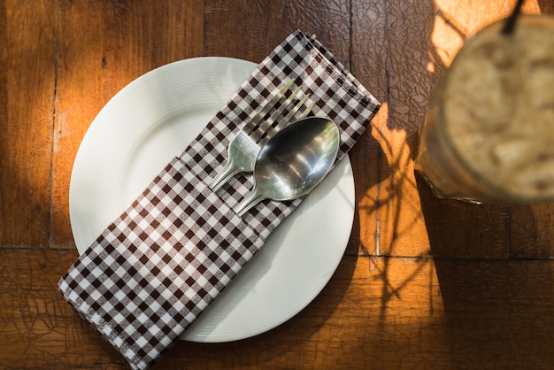 Bouchent Spoon et For sur table en bois