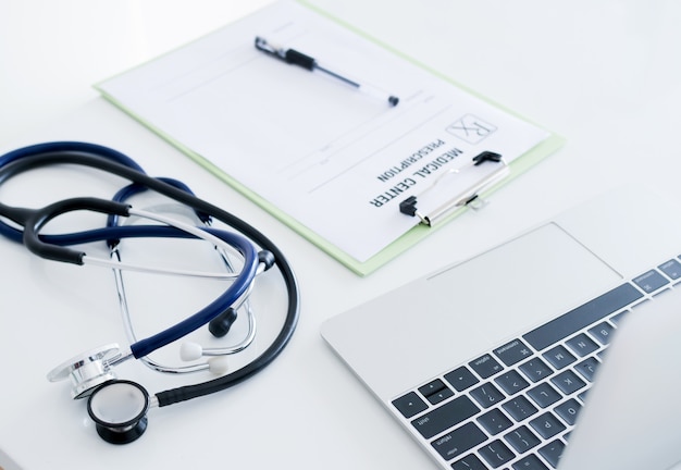 Bouchent stéthoscope sur la table de travail du docteur.