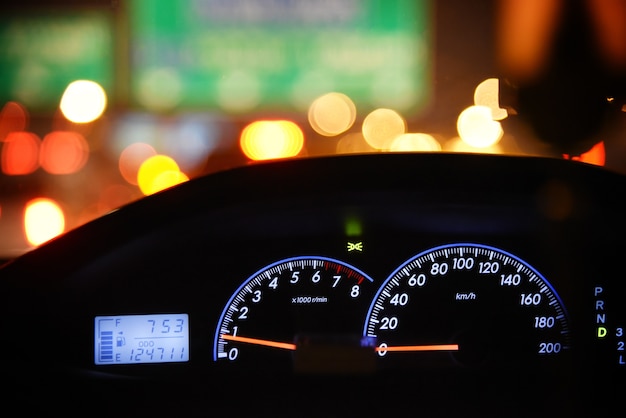 Photo bouchent le tableau de bord de voiture avec la veilleuse de la route.