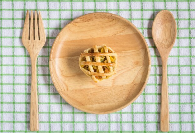 Bouchent tarte au poulet sur un plat en bois