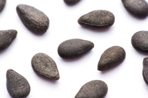 Bouchent les tas de graines de sésame noires isolés sur fond blanc