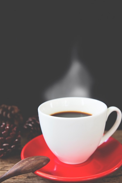 Photo bouchent la tasse de café sur la plaque rouge