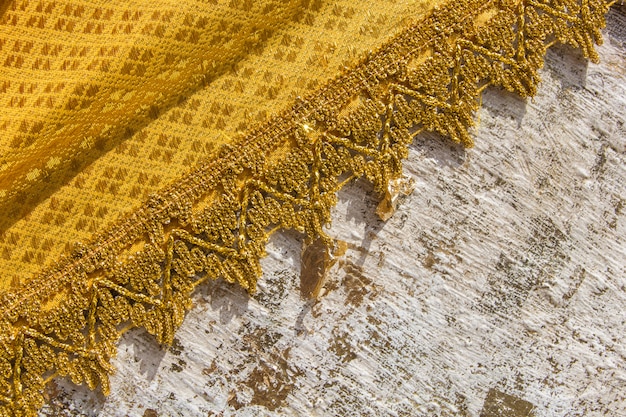 Bouchent la texture de la robe jaune