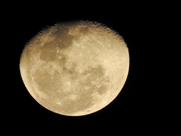 Bouchent la texture de la surface de la lune dans la nuit noire