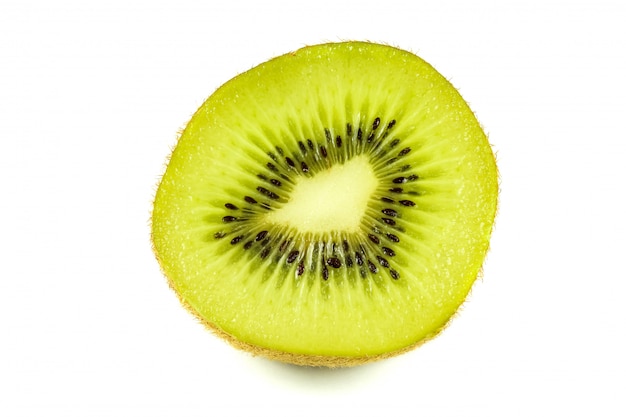 Bouchent les tranches de fruits de kiwi macro coupées isolé sur blanc