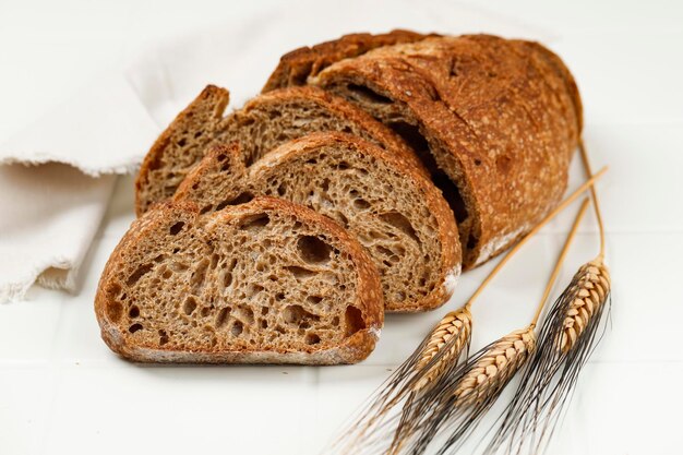 Bouchent les tranches de texture de pain au levain sur tableau blanc, aliments cuits au four sains. Texture De Miette De Pain Artisan.