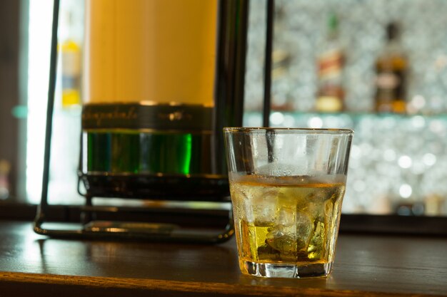 Bouchent le verre froid de vin doré sur une table en bois marron au bar à vin.