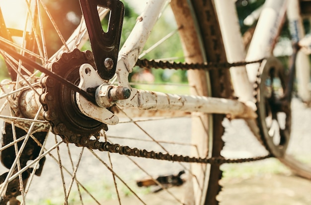 Bouchent la vieille roue de vélo avec le soleil