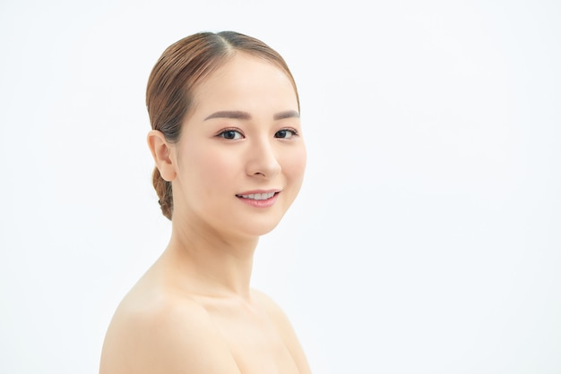 Bouchent le visage de la belle jeune femme asiatique sur fond blanc. Concept spa et peau.